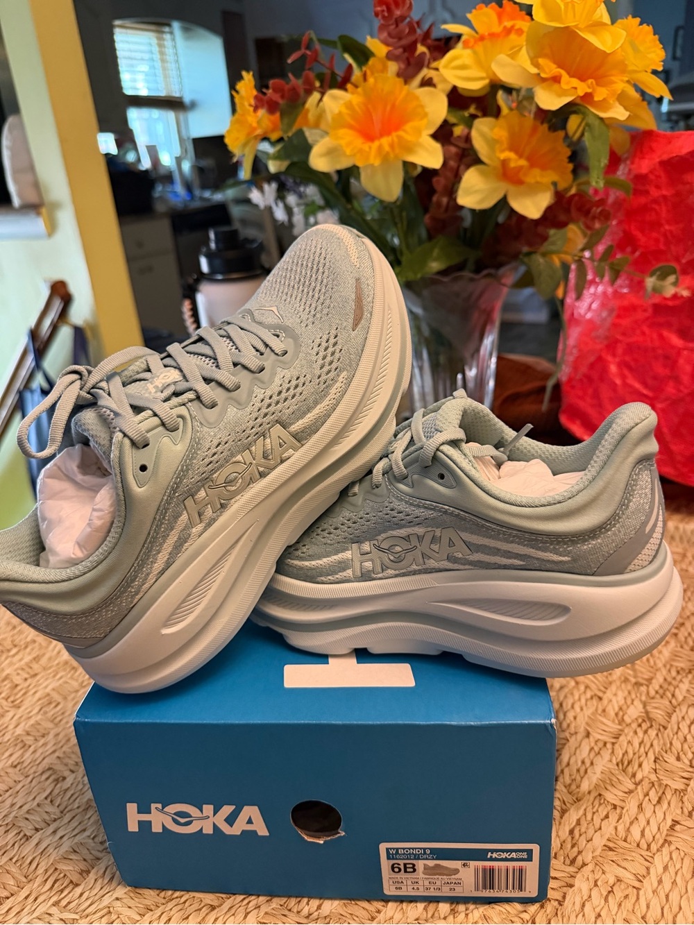 HOKA Women's Bondi 9 sz 6 woman new in box $175 plus tax sneakers!!!